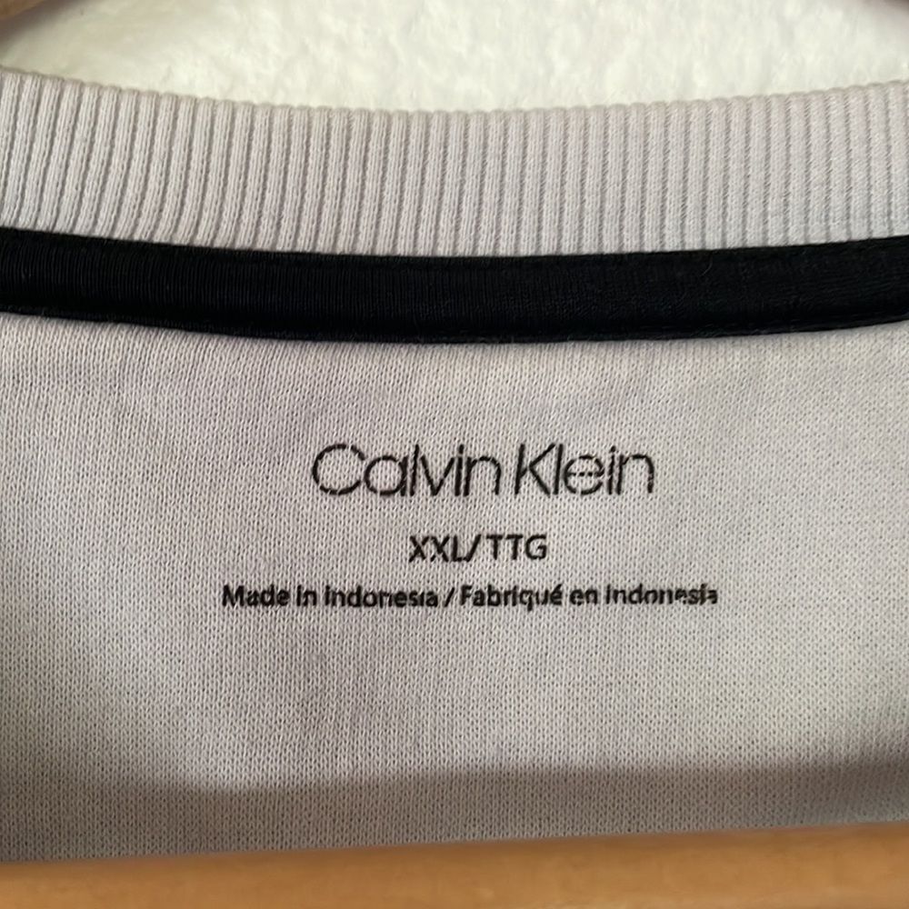 Calvin Klein pull over - Picture 2 of 3